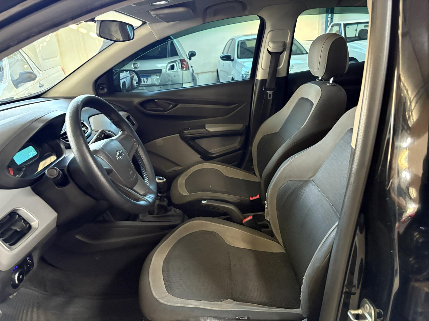 CHEVROLET Onix Hatch - Foto