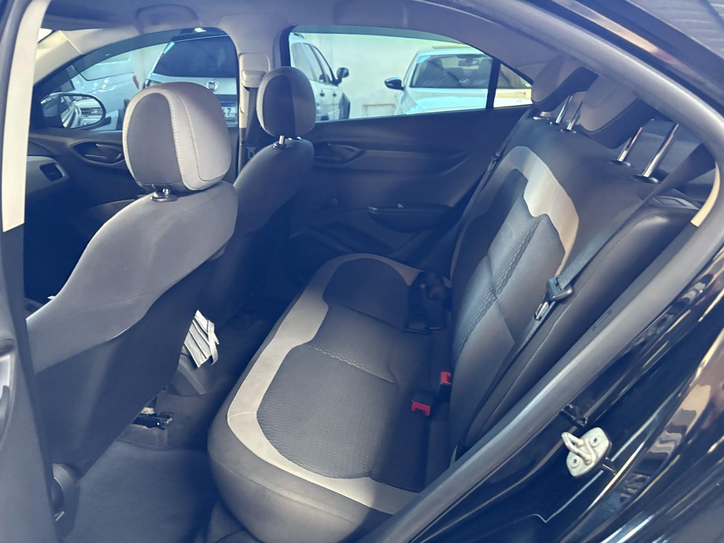 CHEVROLET Onix Hatch - Foto