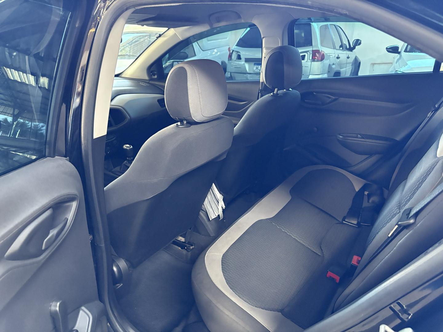 CHEVROLET Onix Hatch - Foto