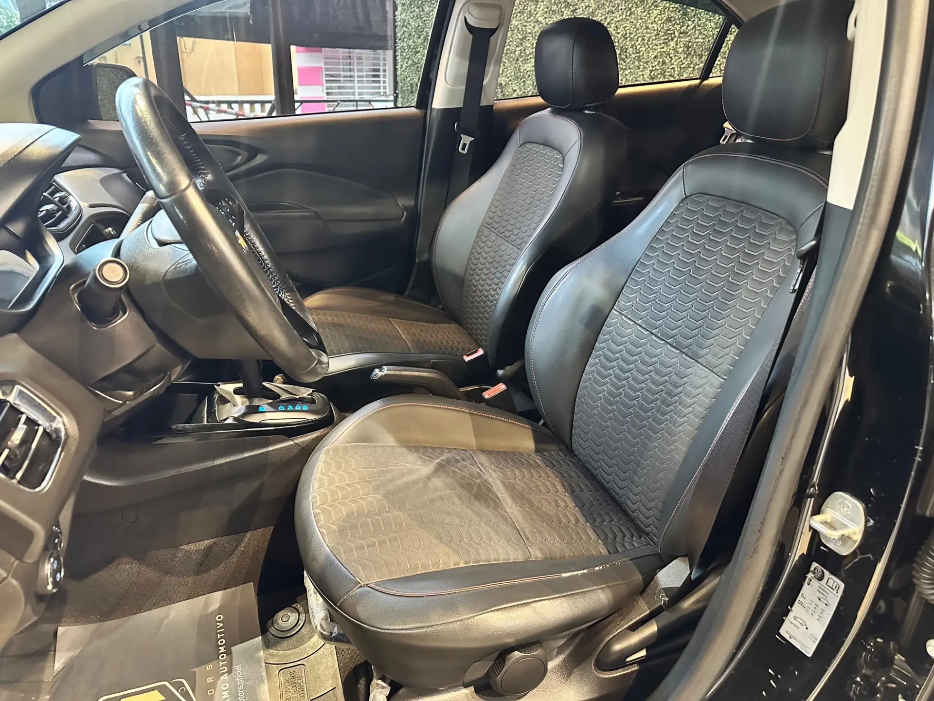 CHEVROLET Onix Hatch - Foto