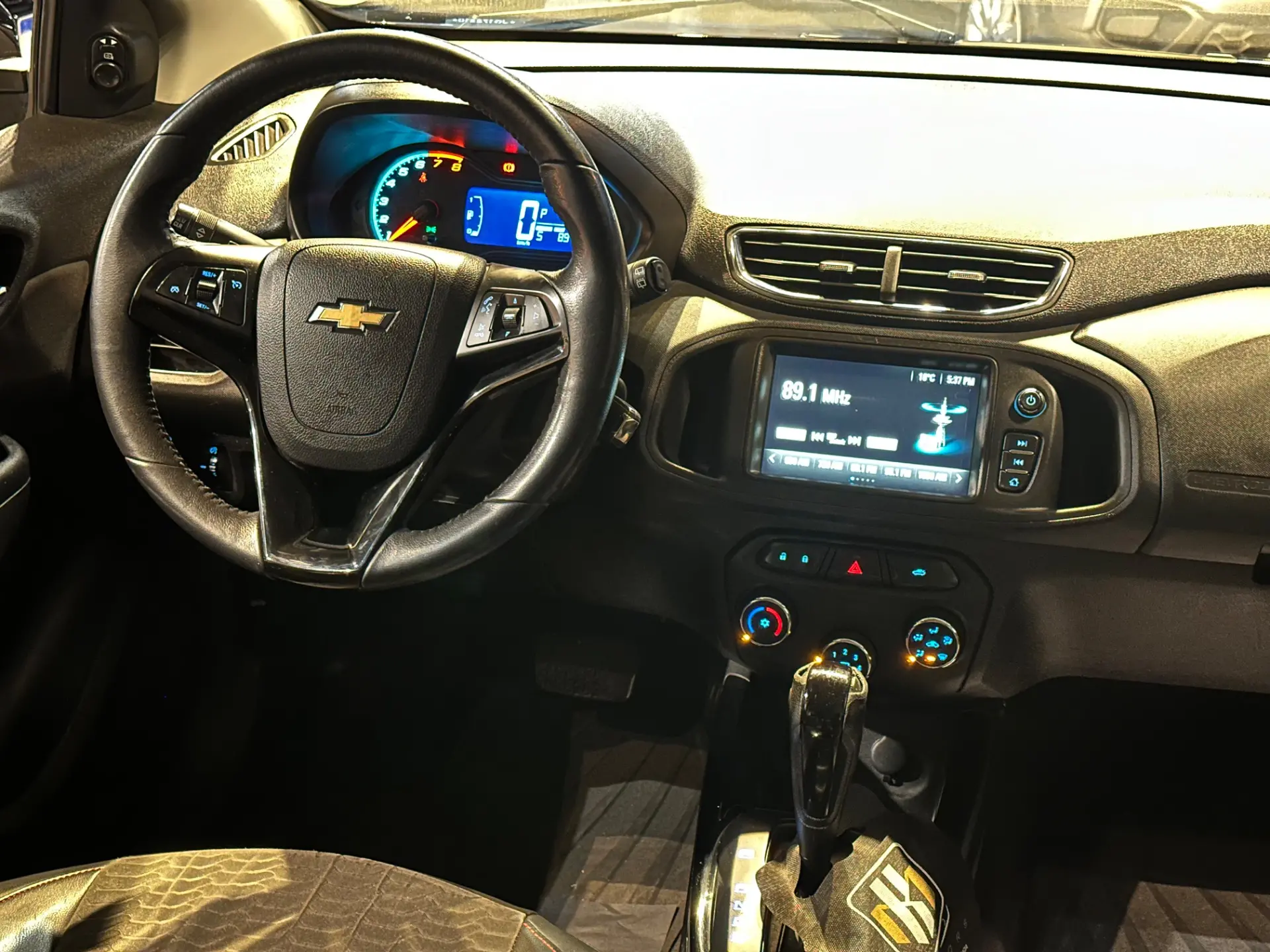 CHEVROLET Onix Hatch - Foto