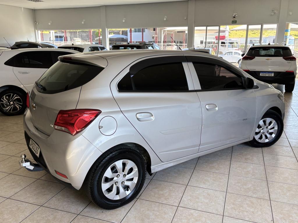 CHEVROLET Onix Hatch - Foto