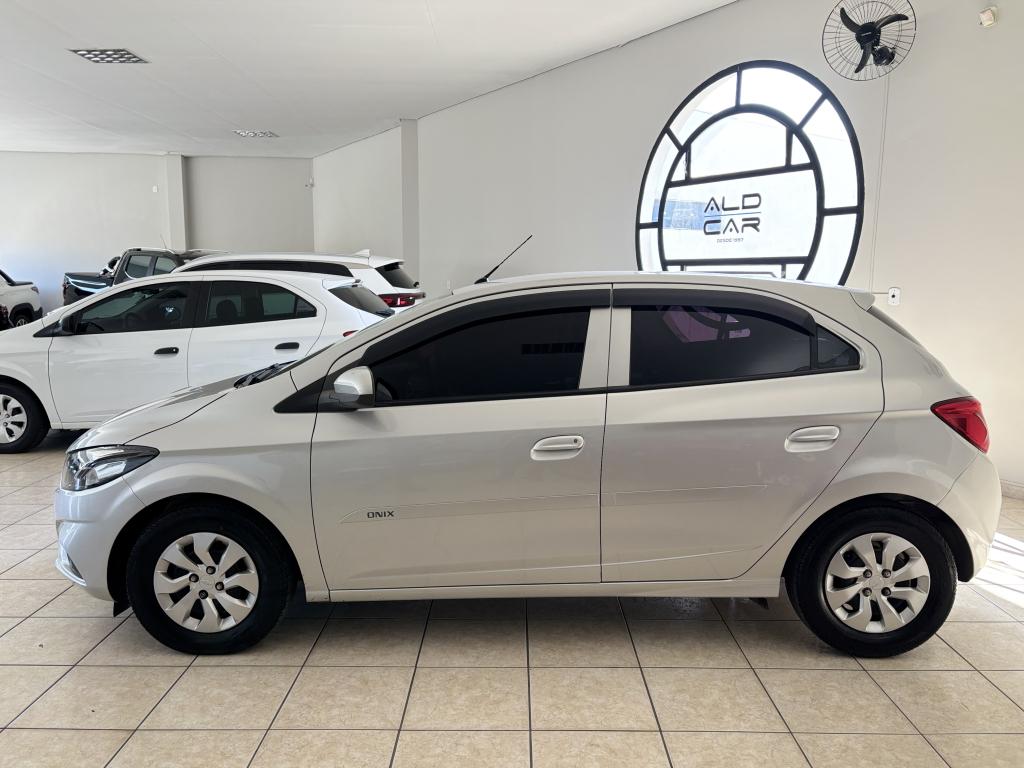 CHEVROLET Onix Hatch - Foto