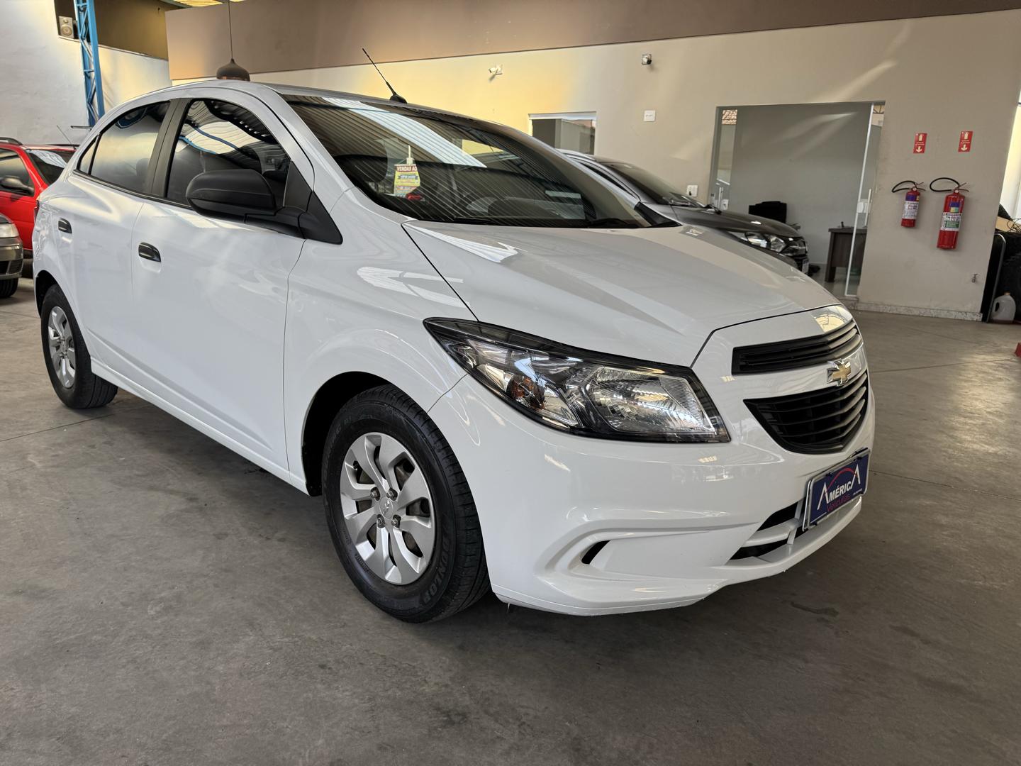 CHEVROLET Onix Hatch - Foto