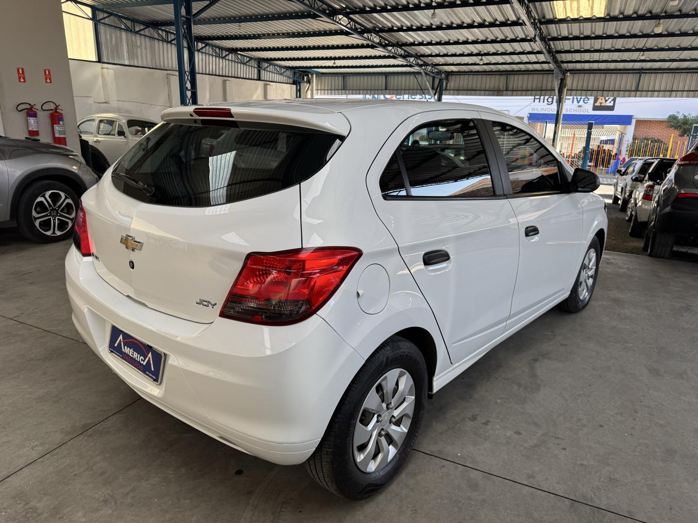 CHEVROLET Onix Hatch - Foto