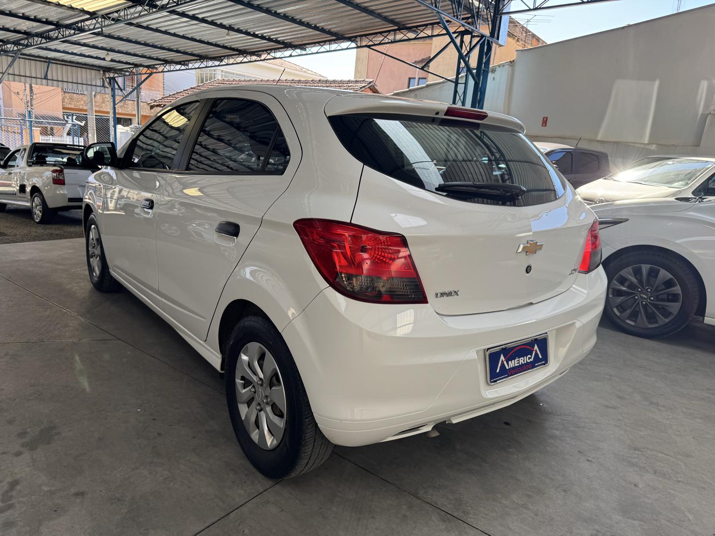 CHEVROLET Onix Hatch - Foto