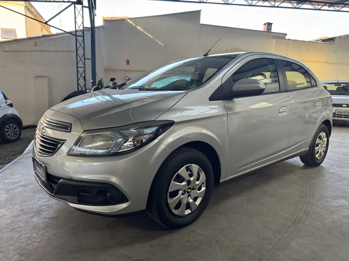 CHEVROLET Onix Hatch - Foto