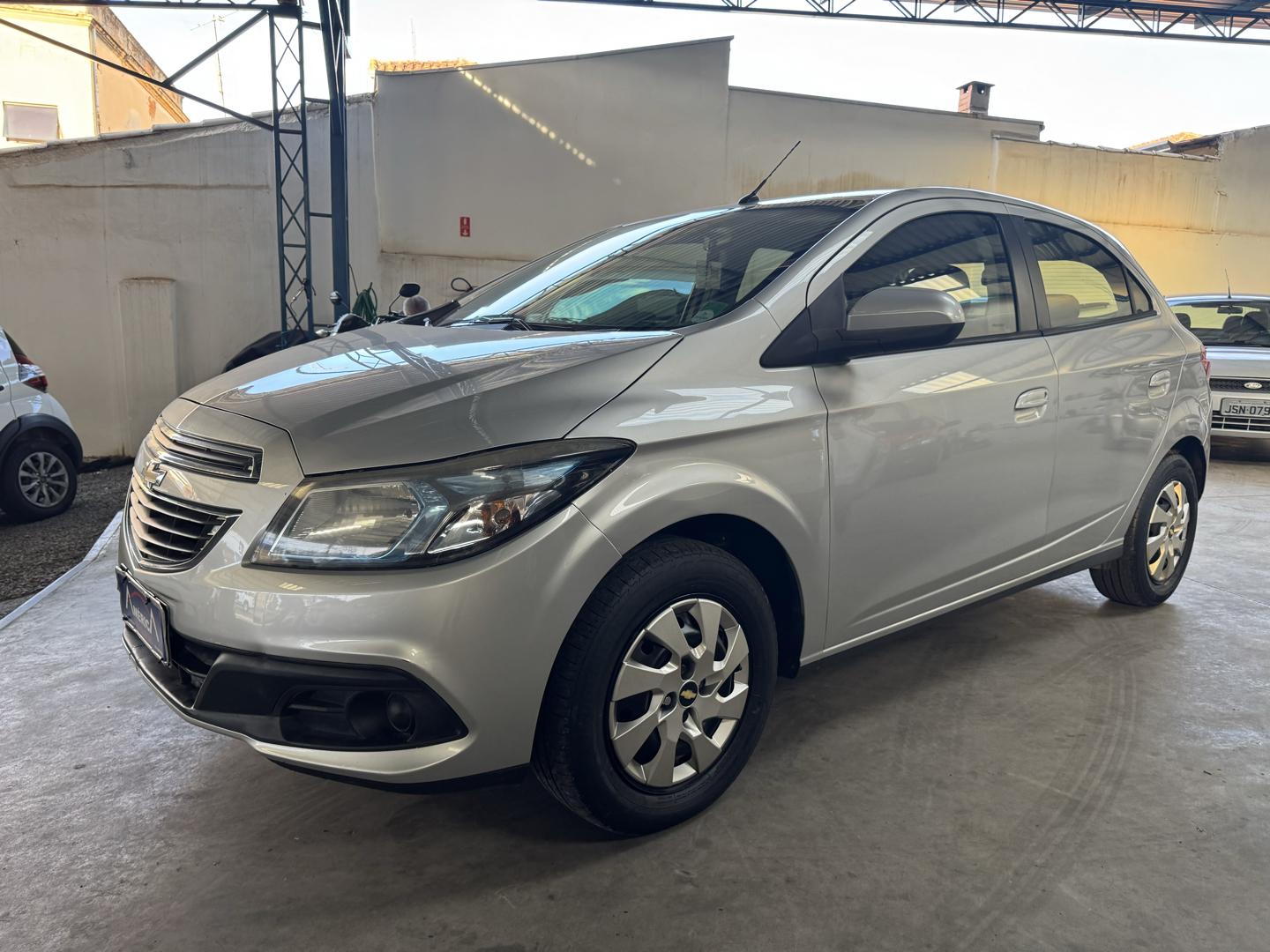 CHEVROLET Onix Hatch - Foto