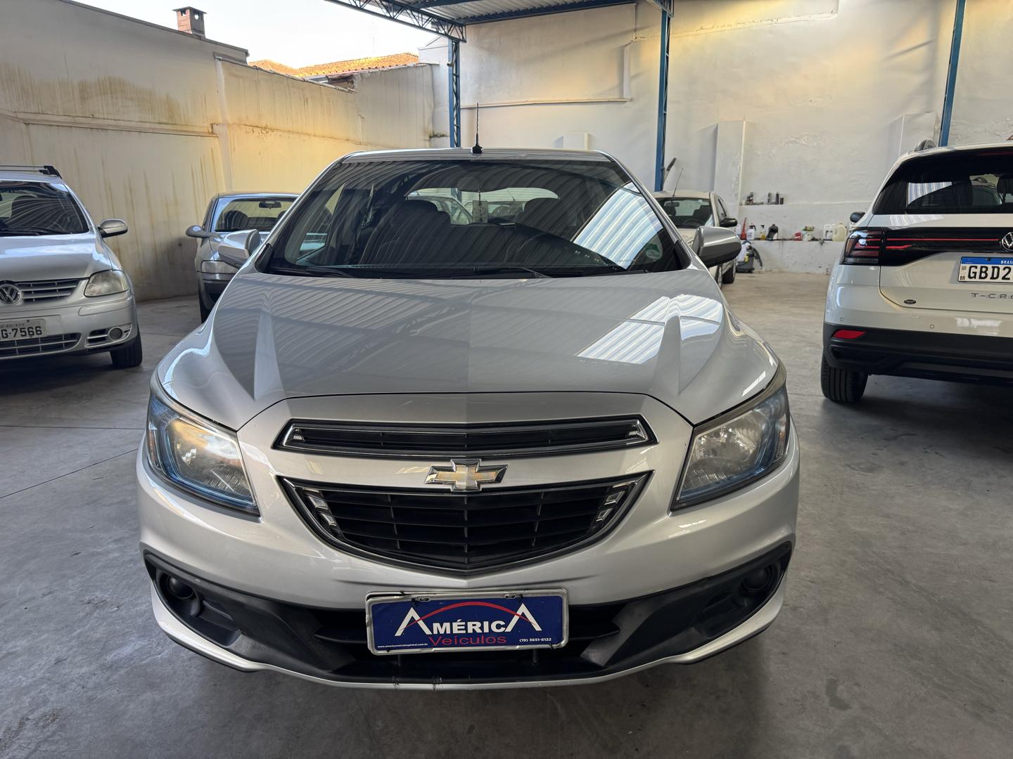 CHEVROLET Onix Hatch - Foto