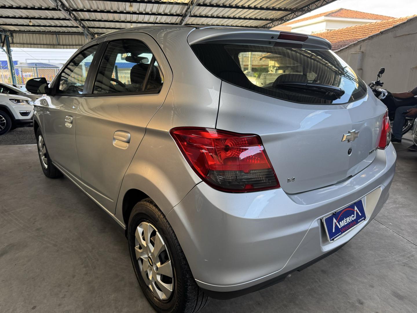 CHEVROLET Onix Hatch - Foto