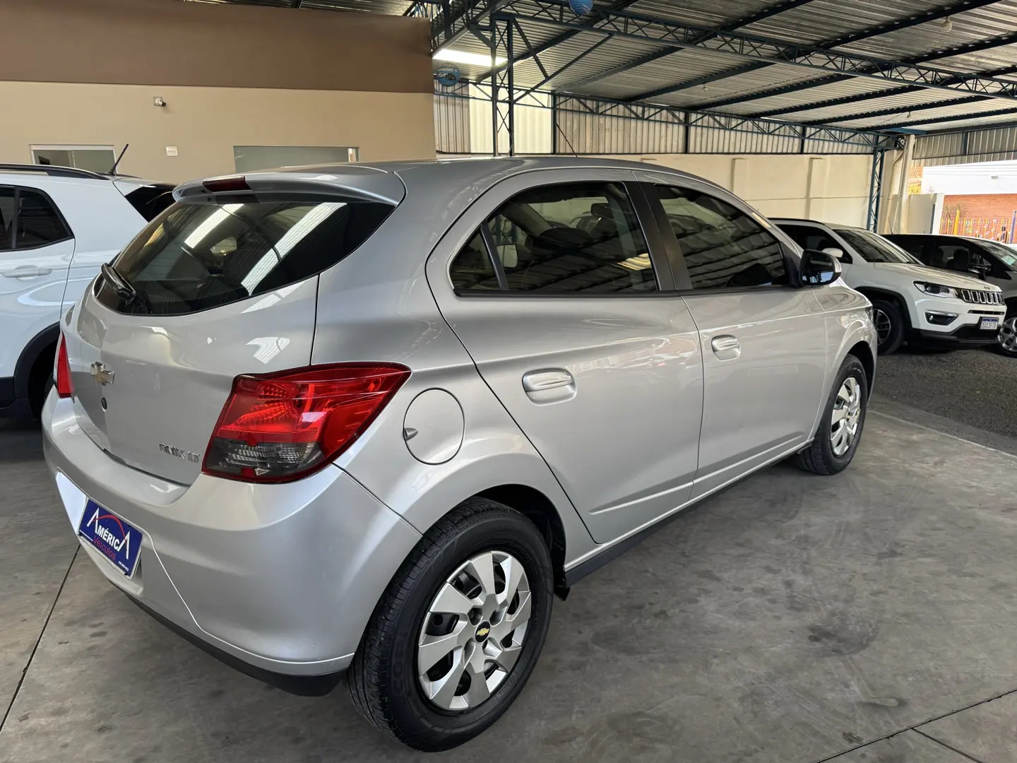 CHEVROLET Onix Hatch - Foto