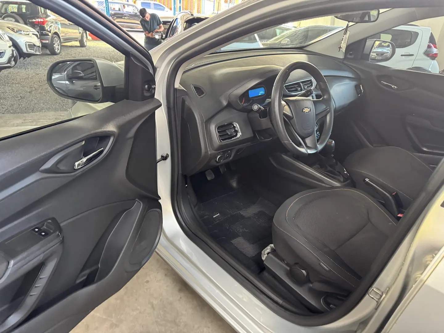 CHEVROLET Onix Hatch - Foto