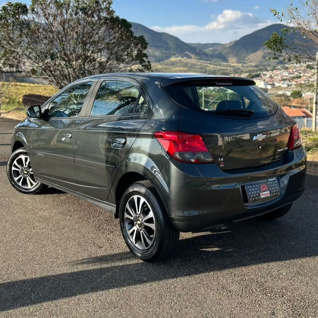 CHEVROLET Onix Hatch - Foto