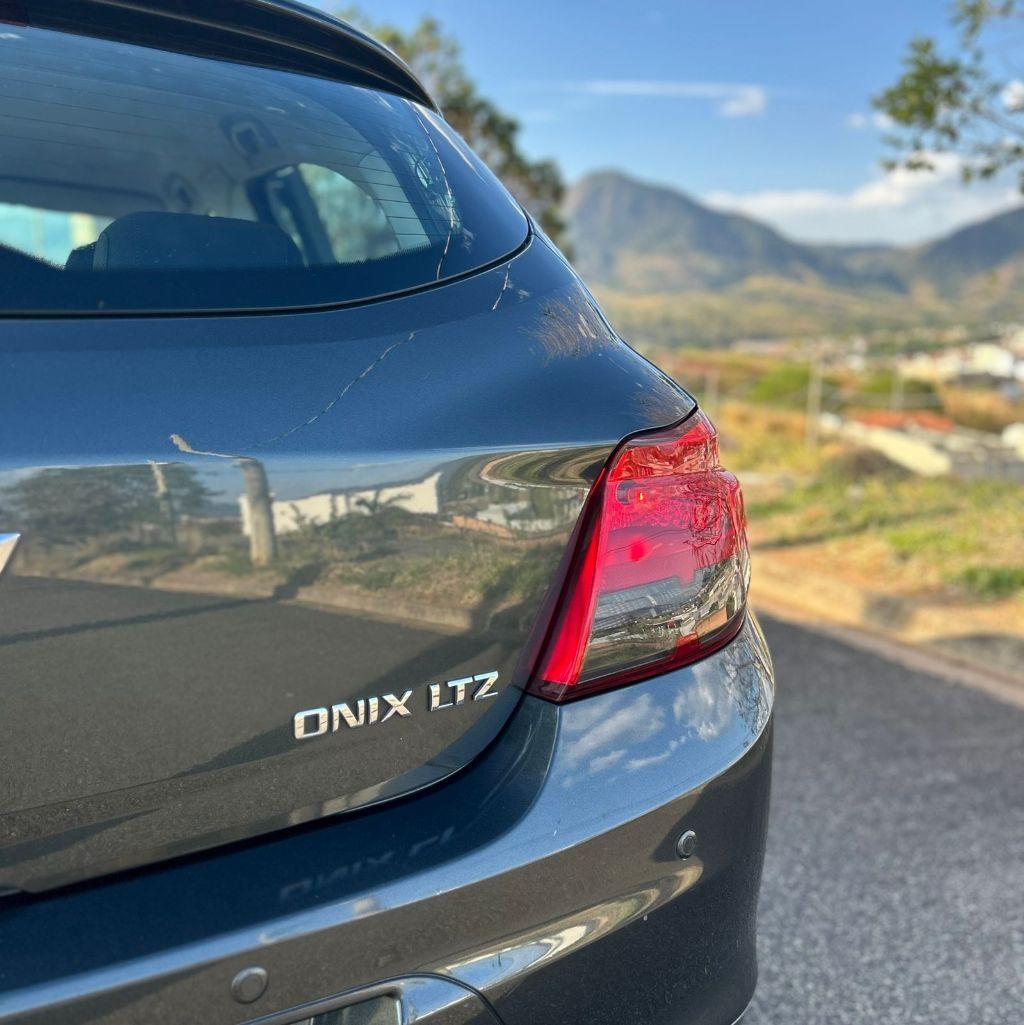 CHEVROLET Onix Hatch - Foto