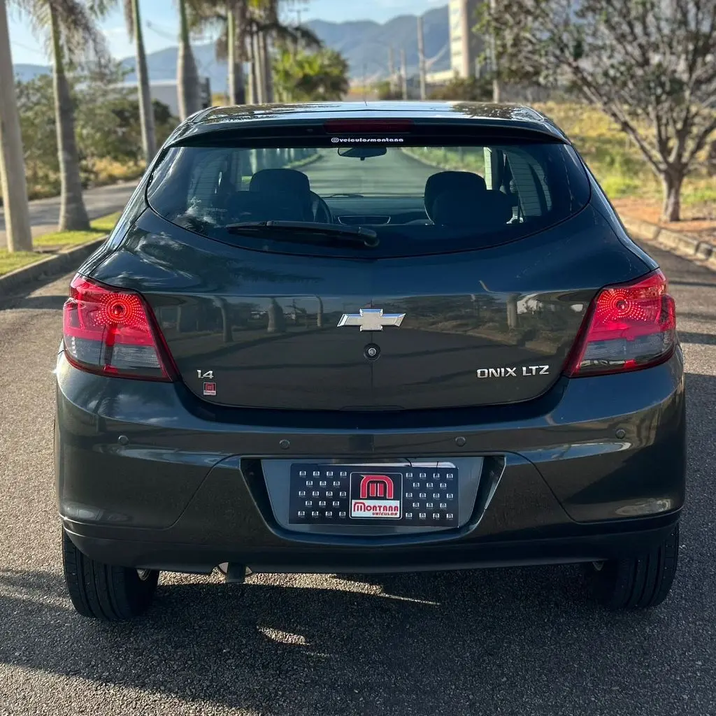 CHEVROLET Onix Hatch - Foto