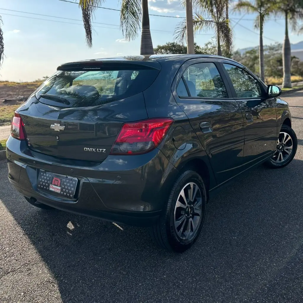 CHEVROLET Onix Hatch - Foto