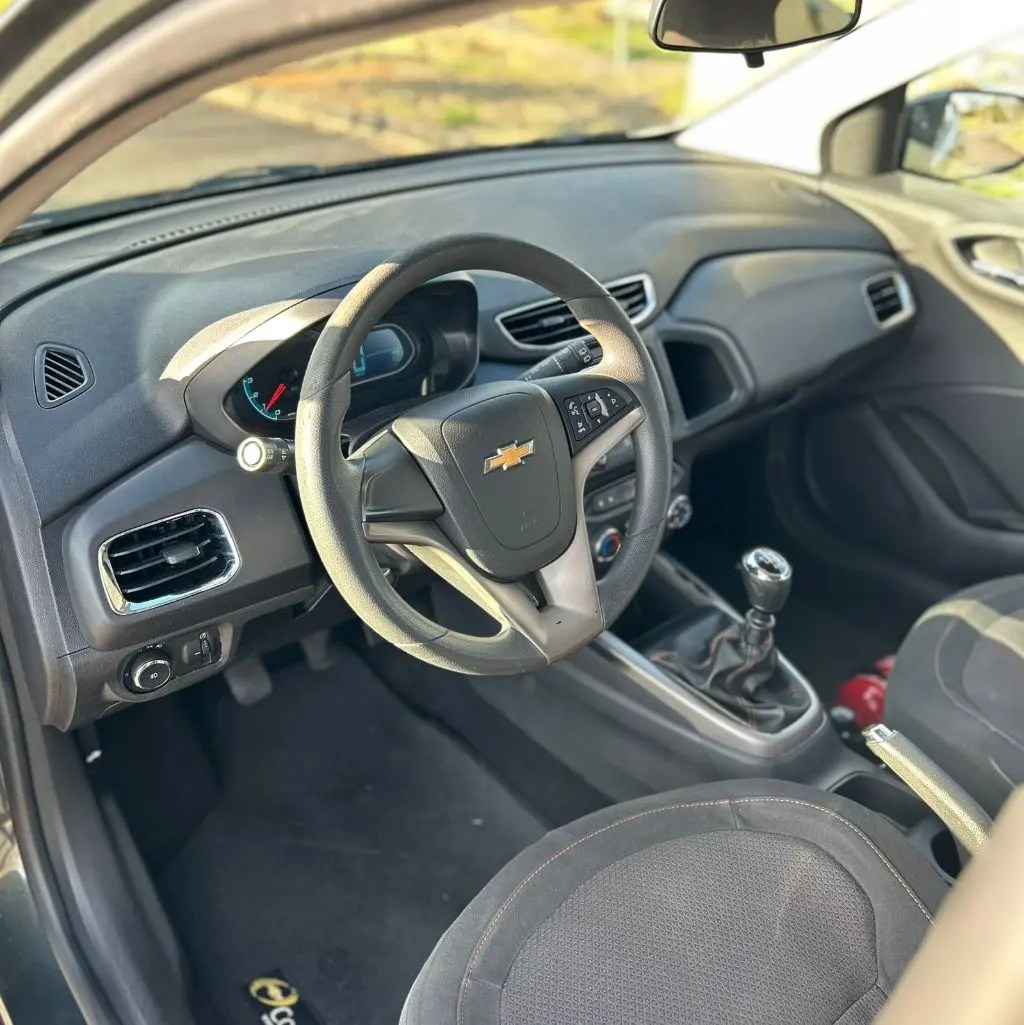 CHEVROLET Onix Hatch - Foto