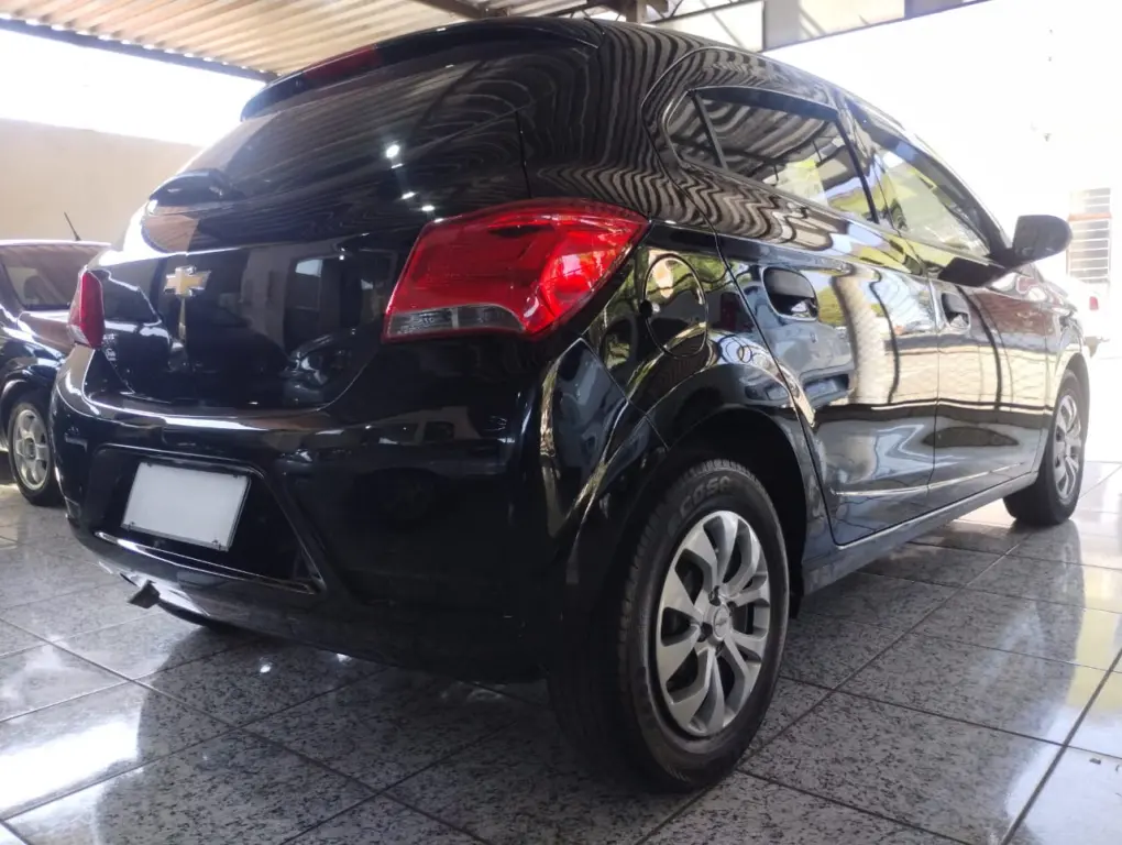 CHEVROLET Onix Hatch - Foto