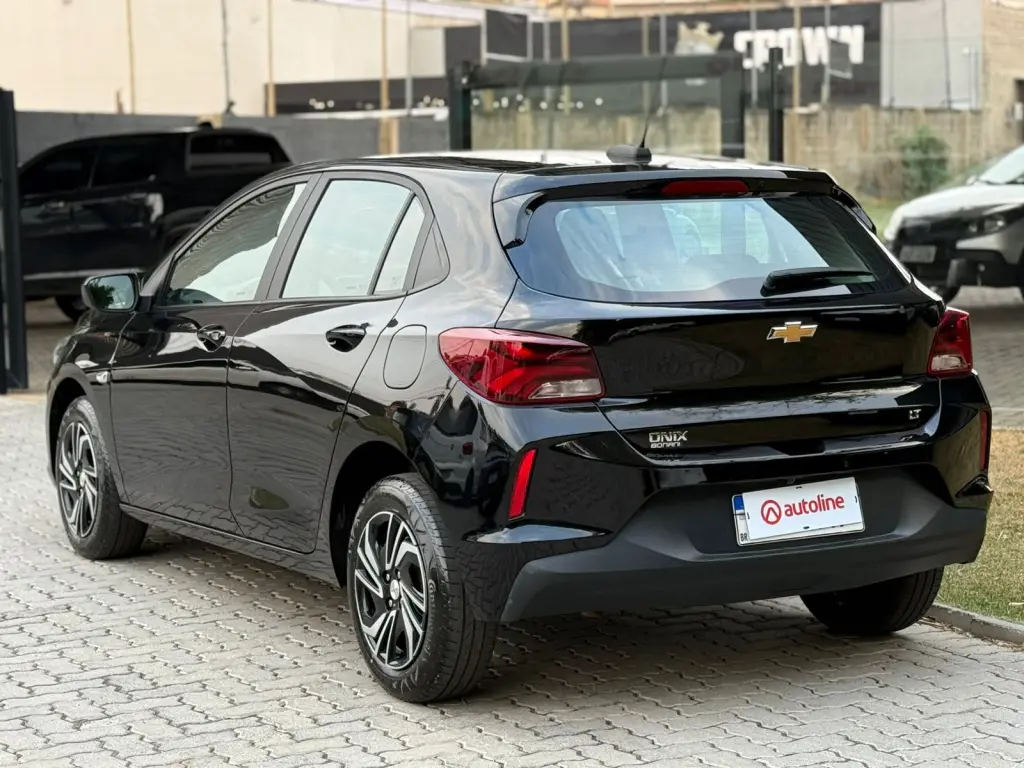 CHEVROLET Onix Hatch - Foto
