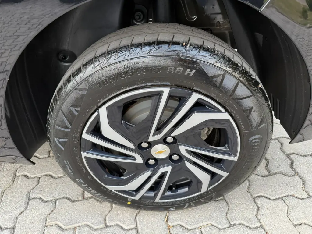 CHEVROLET Onix Hatch - Foto