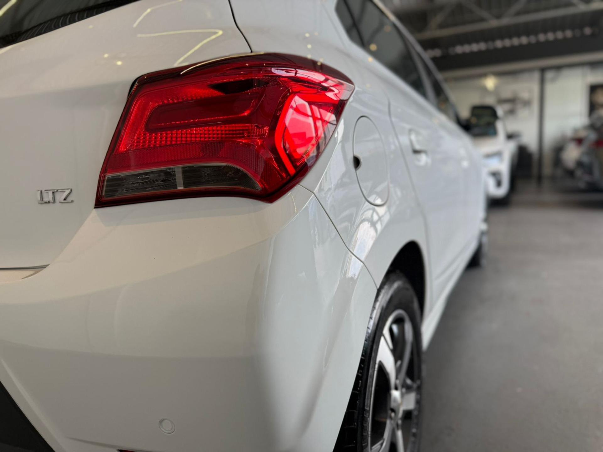 CHEVROLET Onix Hatch - Foto