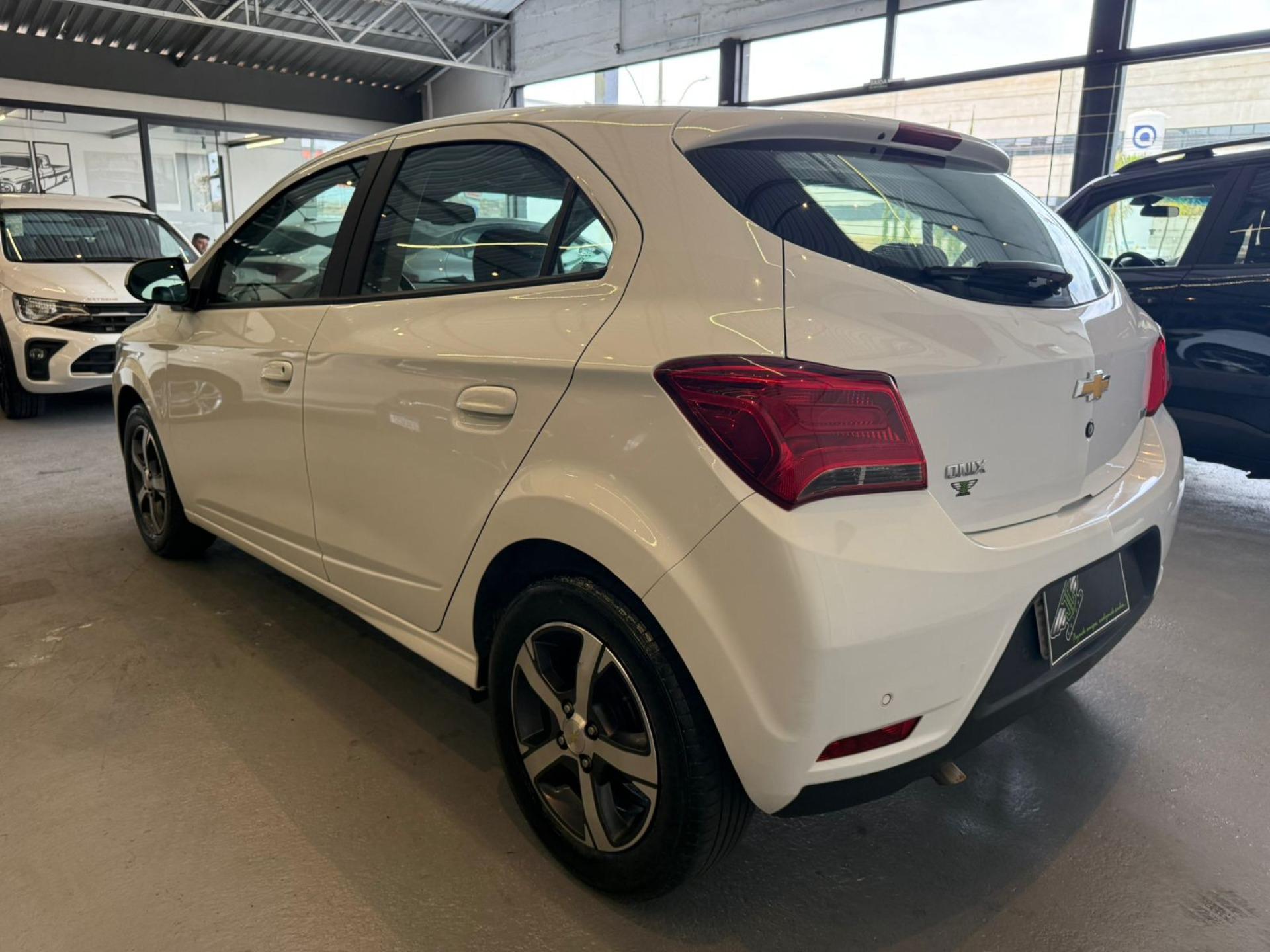 CHEVROLET Onix Hatch - Foto