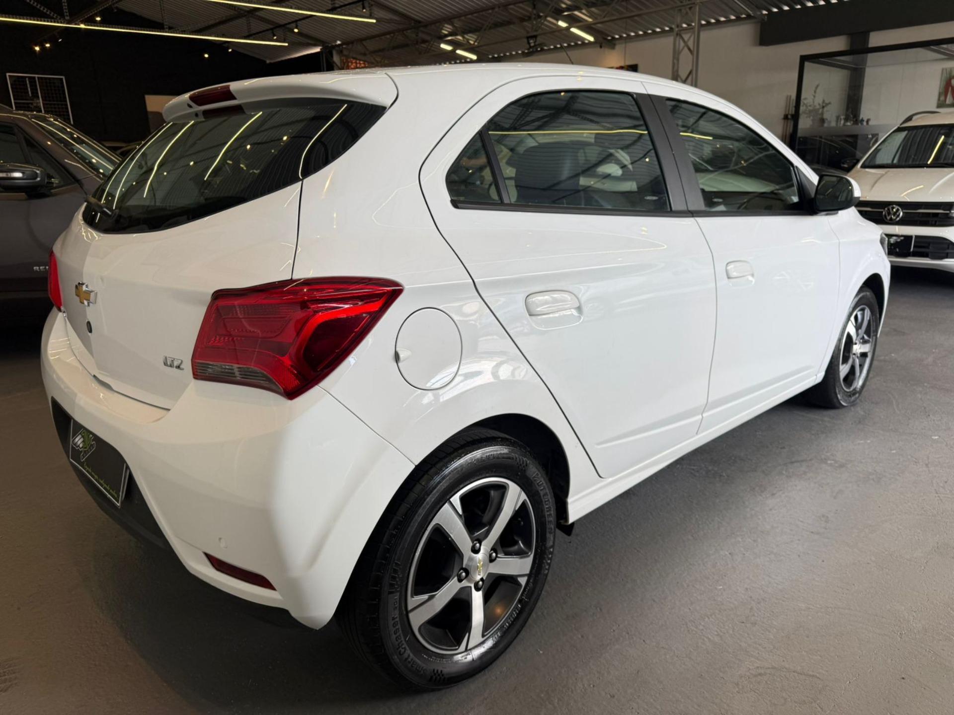 CHEVROLET Onix Hatch - Foto