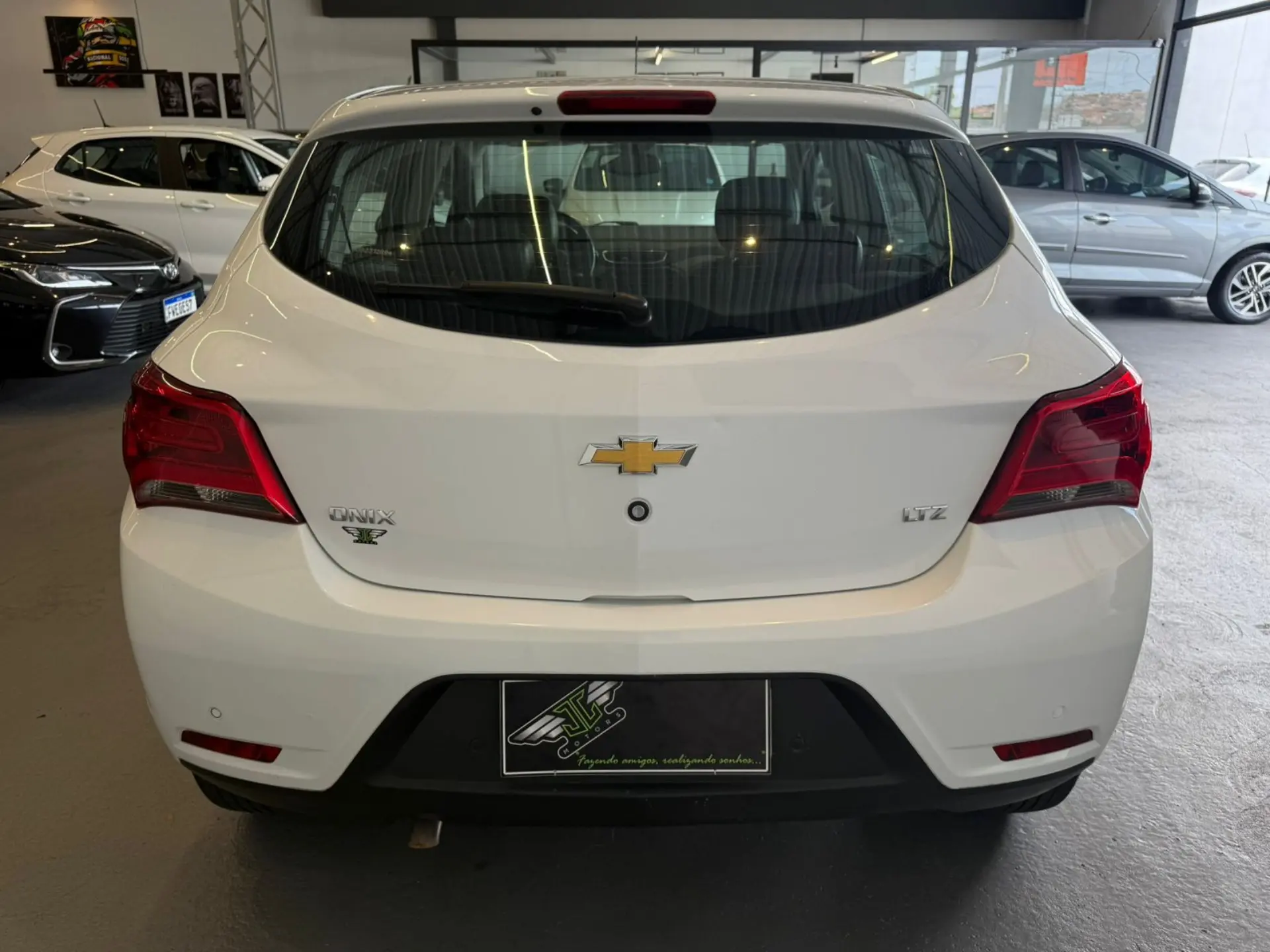 CHEVROLET Onix Hatch - Foto