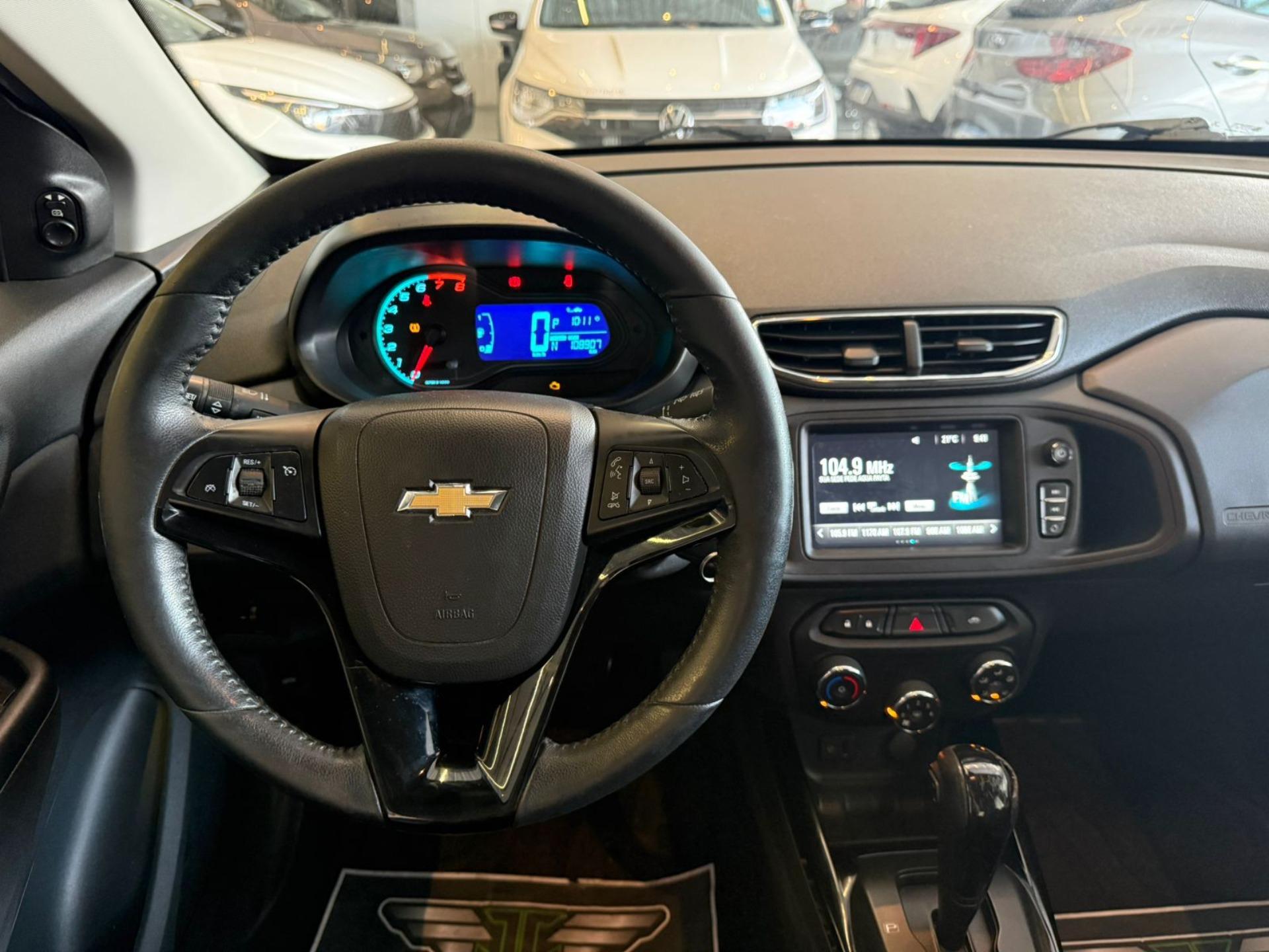 CHEVROLET Onix Hatch - Foto