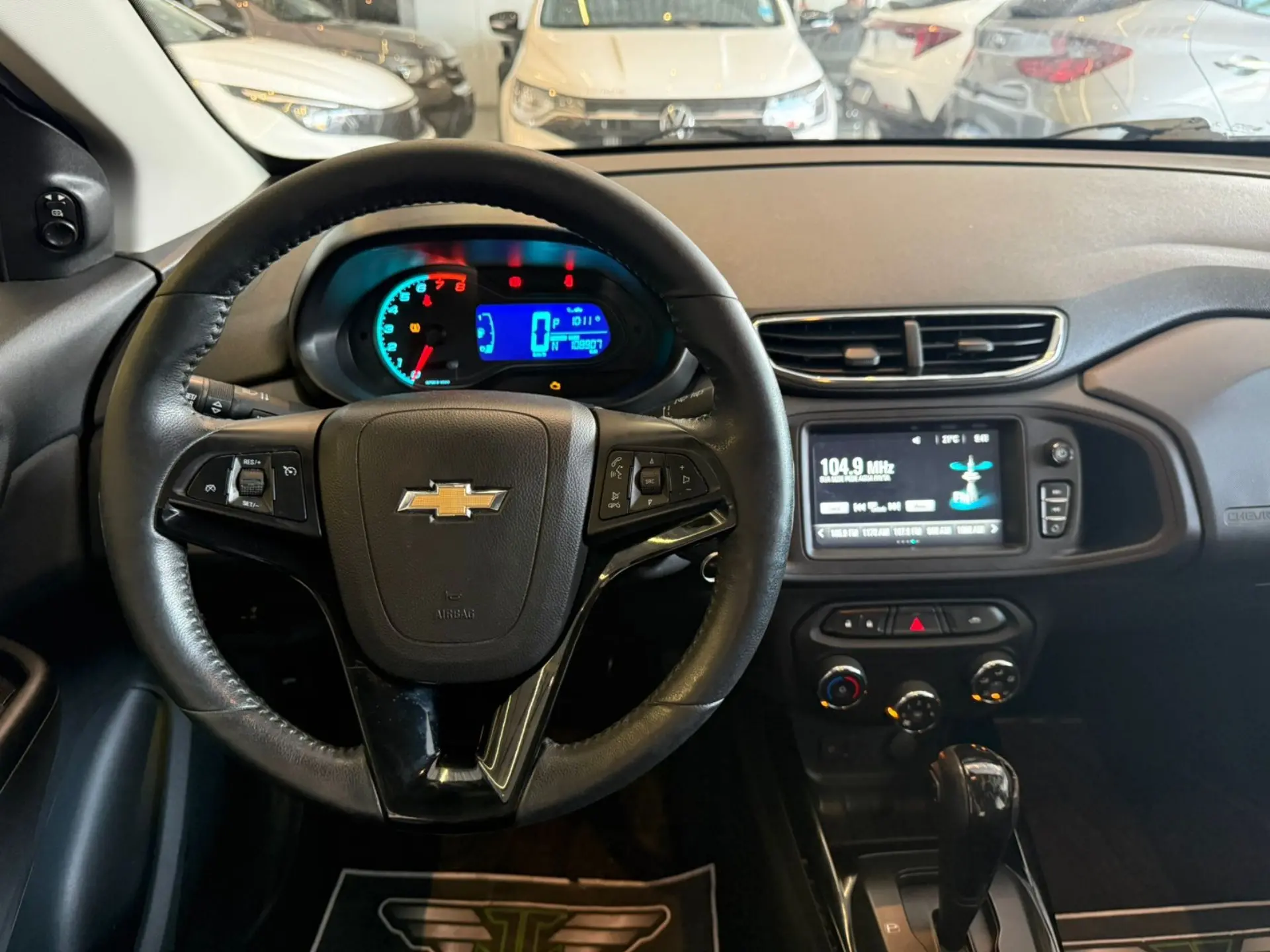 CHEVROLET Onix Hatch - Foto