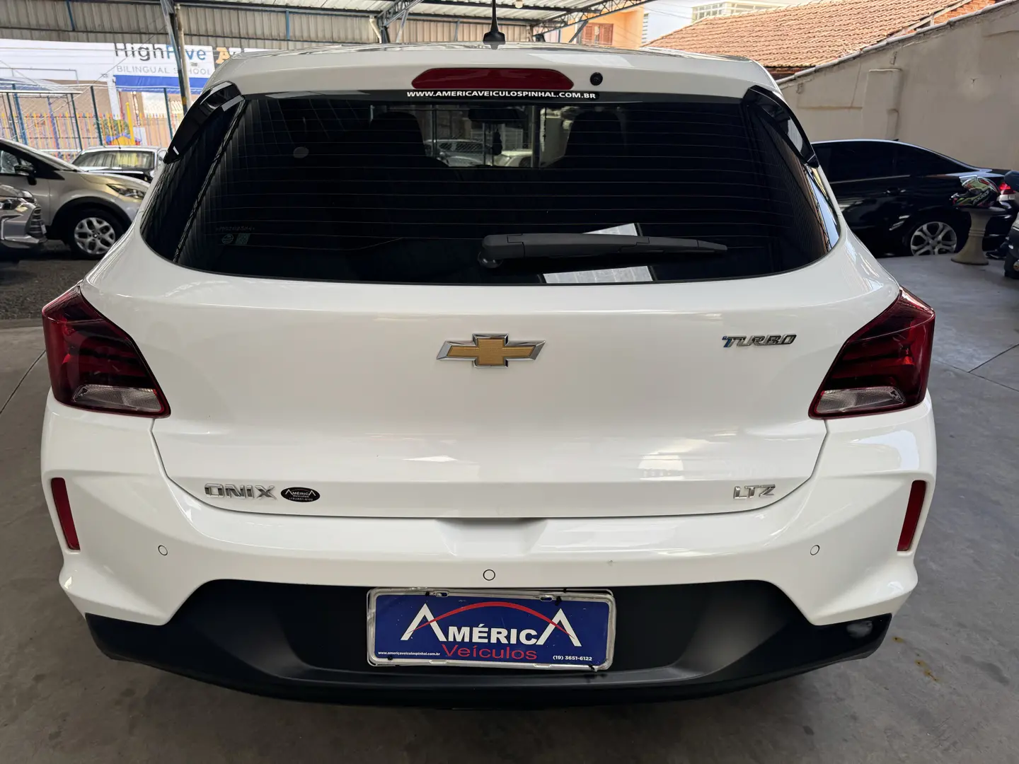 CHEVROLET Onix Hatch - Foto