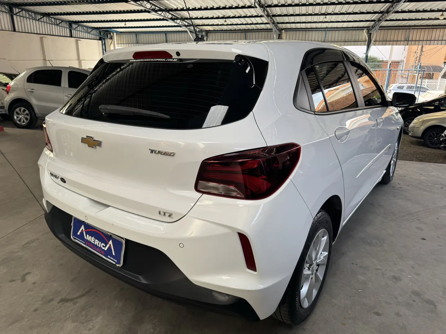 CHEVROLET Onix Hatch - Foto