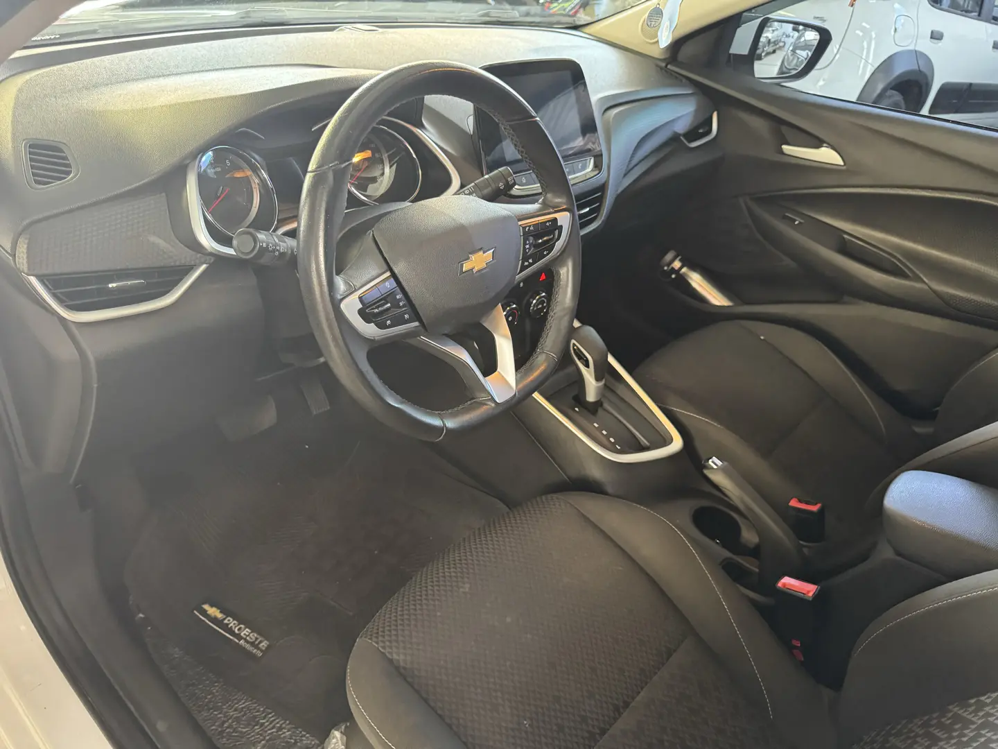 CHEVROLET Onix Hatch - Foto