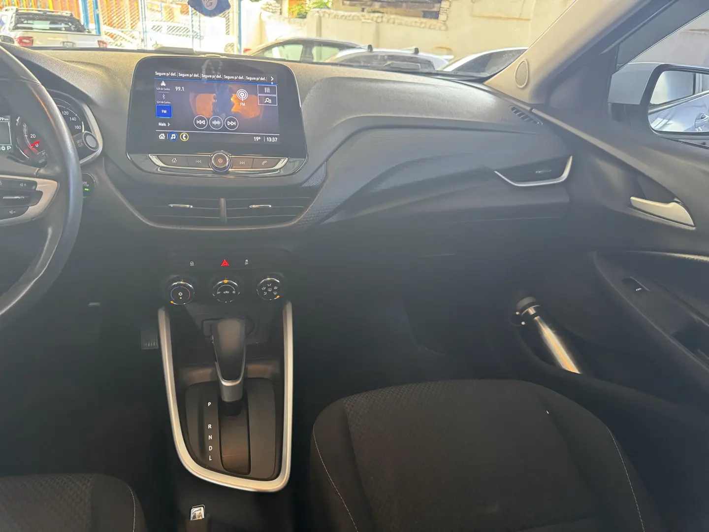 CHEVROLET Onix Hatch - Foto