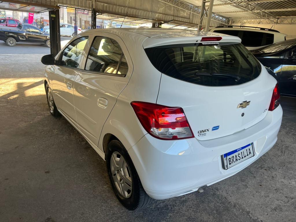 CHEVROLET Onix Hatch - Foto