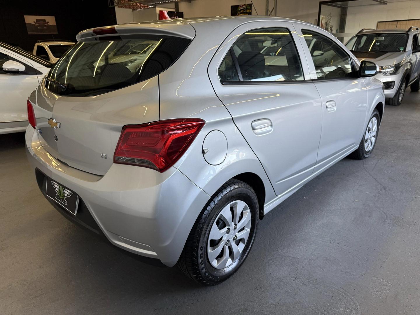 CHEVROLET Onix Hatch - Foto