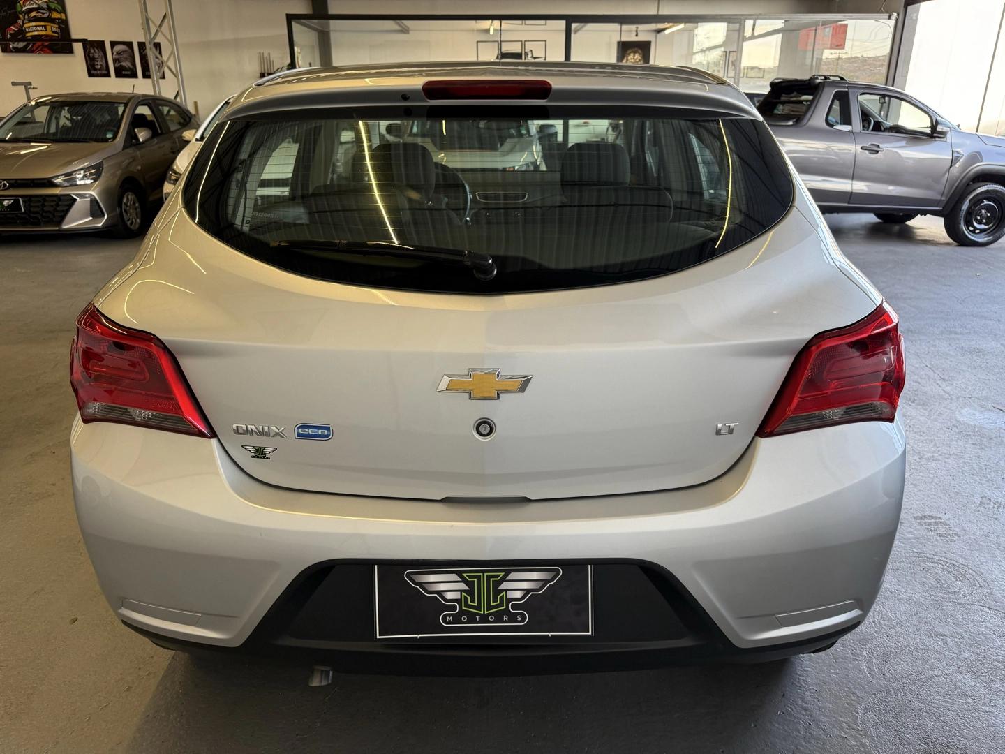 CHEVROLET Onix Hatch - Foto