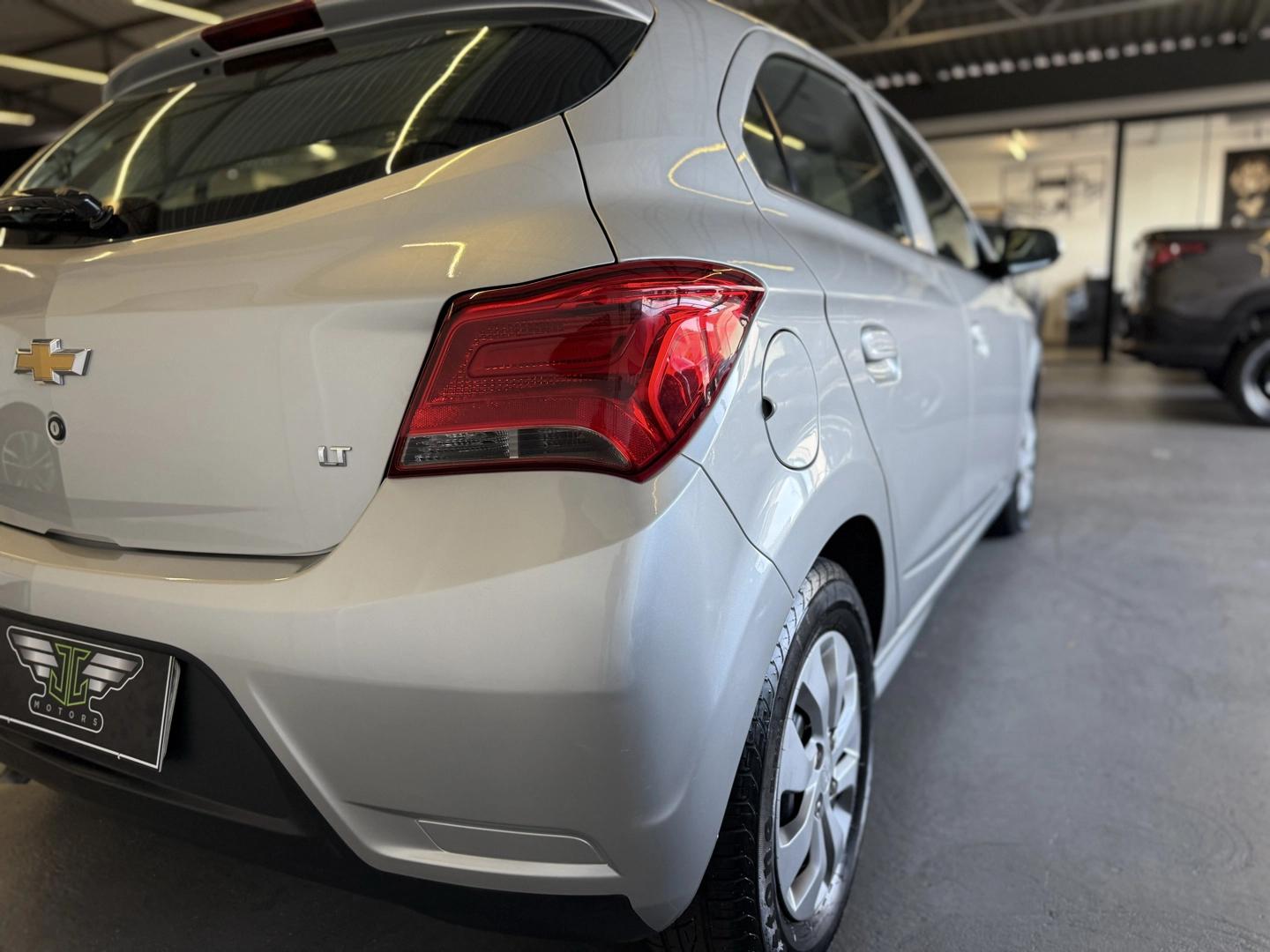 CHEVROLET Onix Hatch - Foto