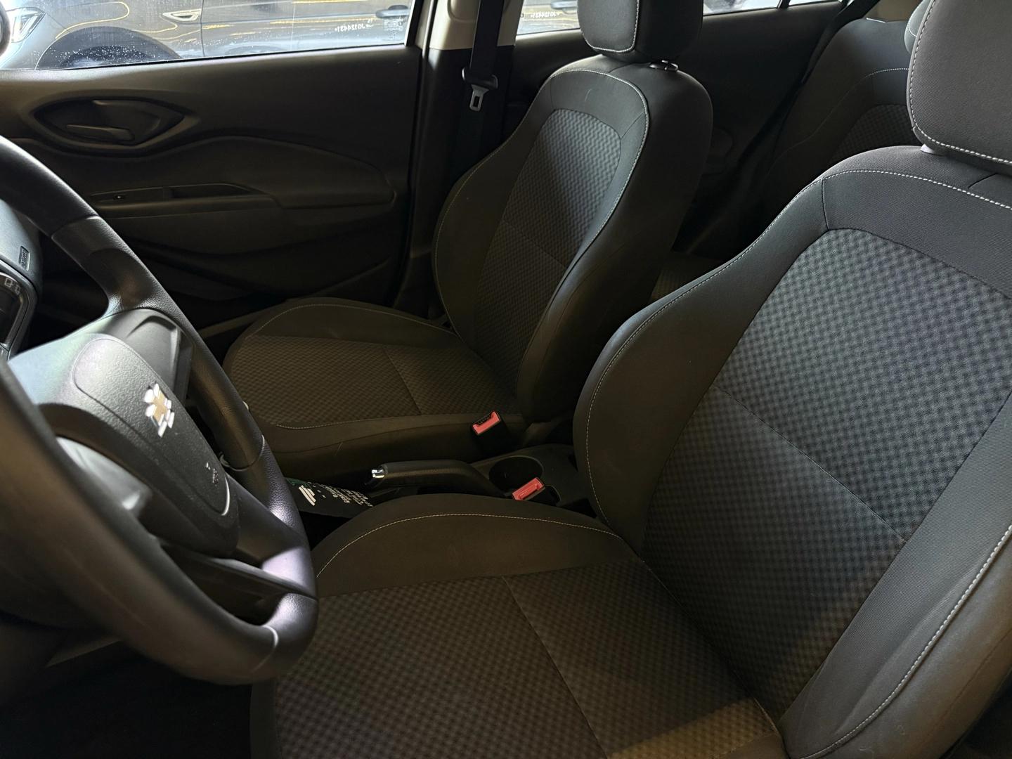 CHEVROLET Onix Hatch - Foto