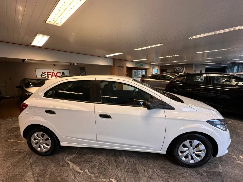 CHEVROLET Onix Hatch - Foto