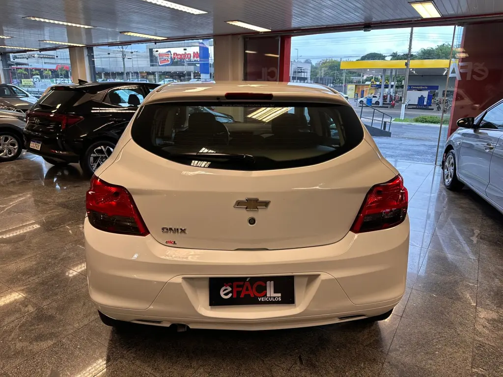 CHEVROLET Onix Hatch - Foto