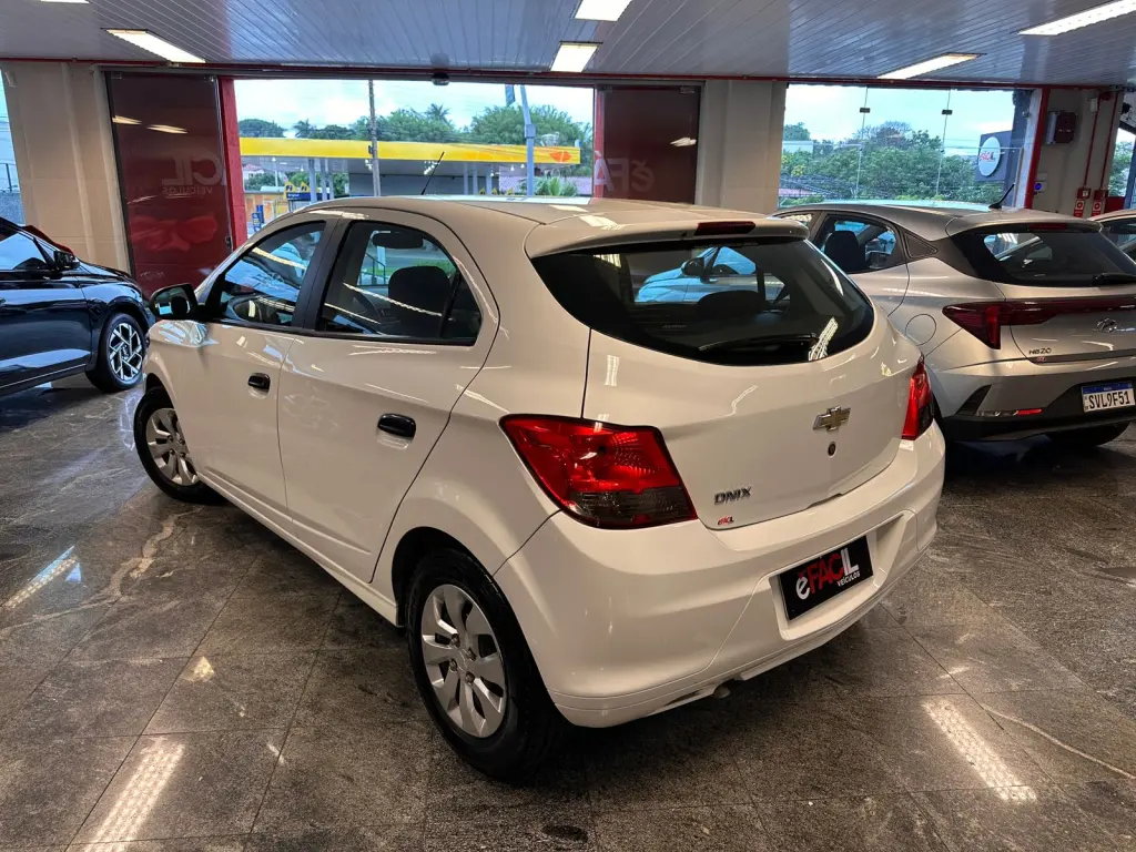 CHEVROLET Onix Hatch - Foto