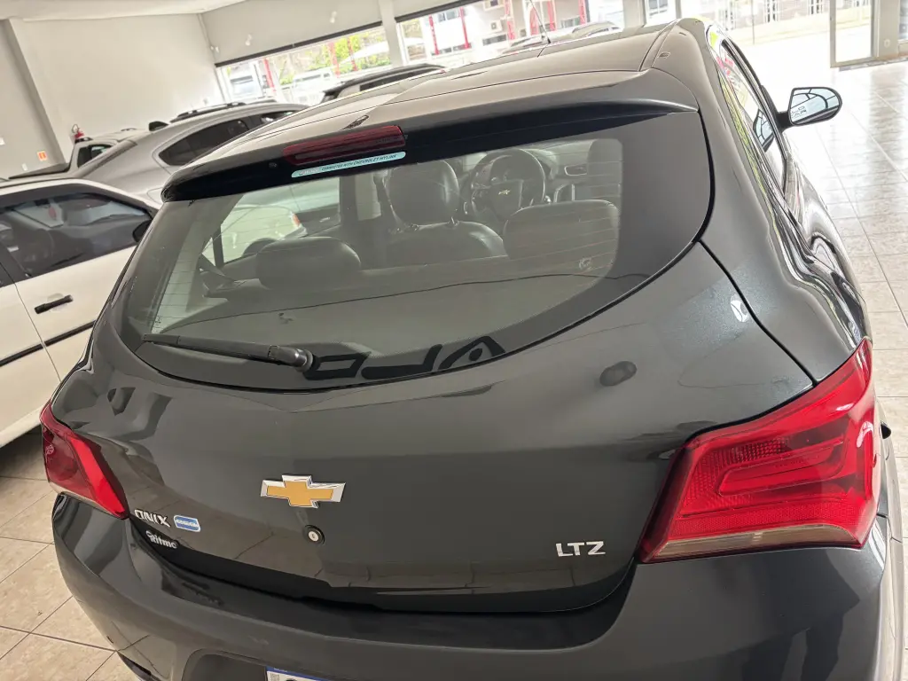 CHEVROLET Onix Hatch - Foto