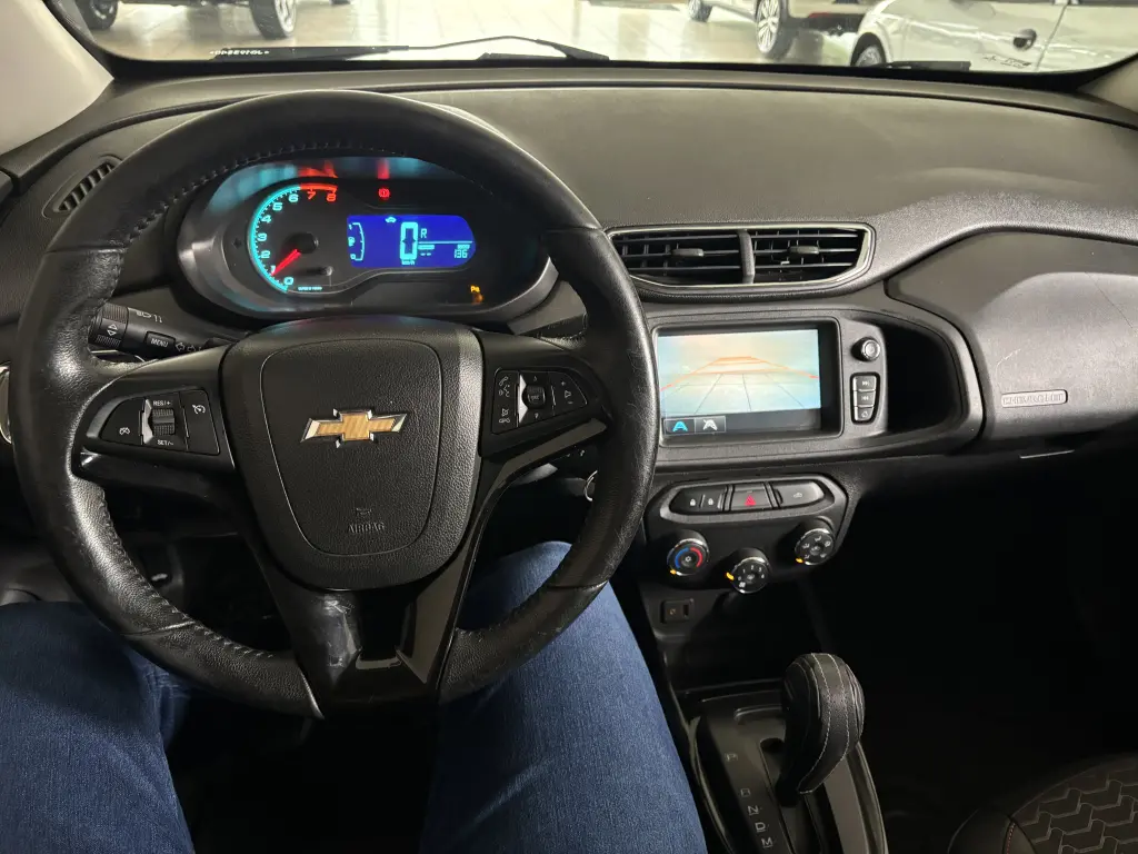 CHEVROLET Onix Hatch - Foto