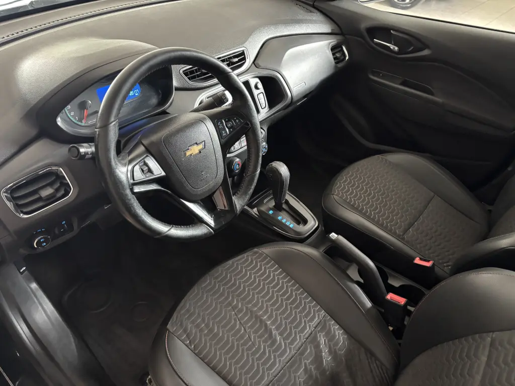 CHEVROLET Onix Hatch - Foto