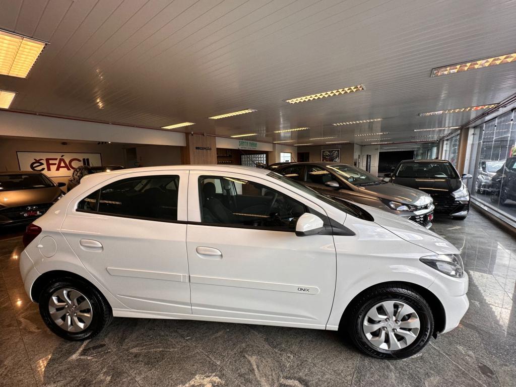 CHEVROLET Onix Hatch - Foto