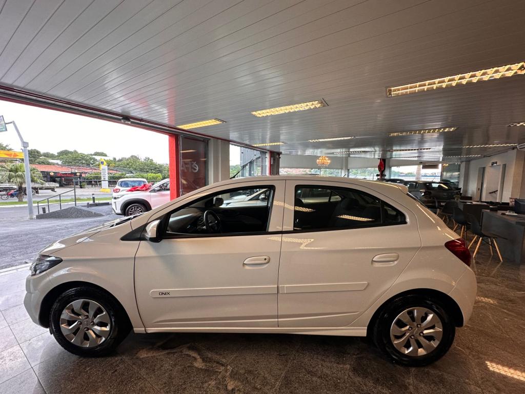 CHEVROLET Onix Hatch - Foto