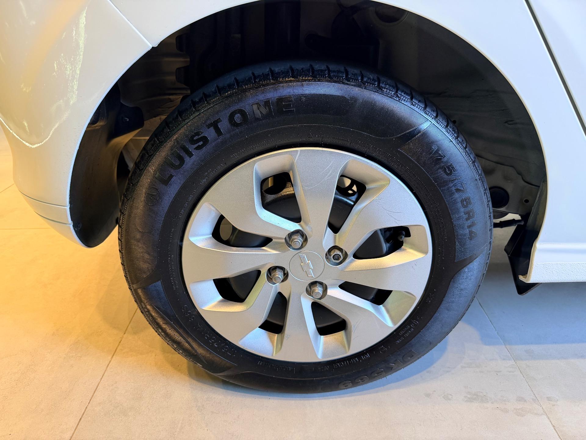 CHEVROLET Onix Hatch - Foto