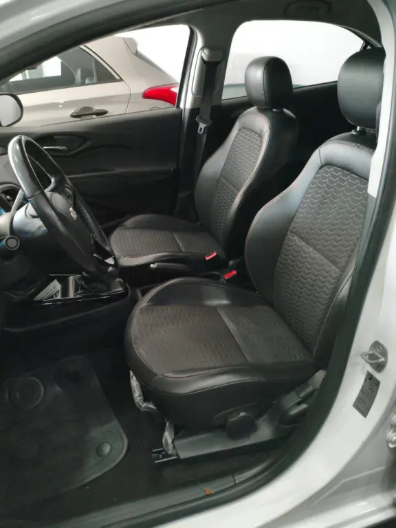 CHEVROLET Onix Hatch - Foto