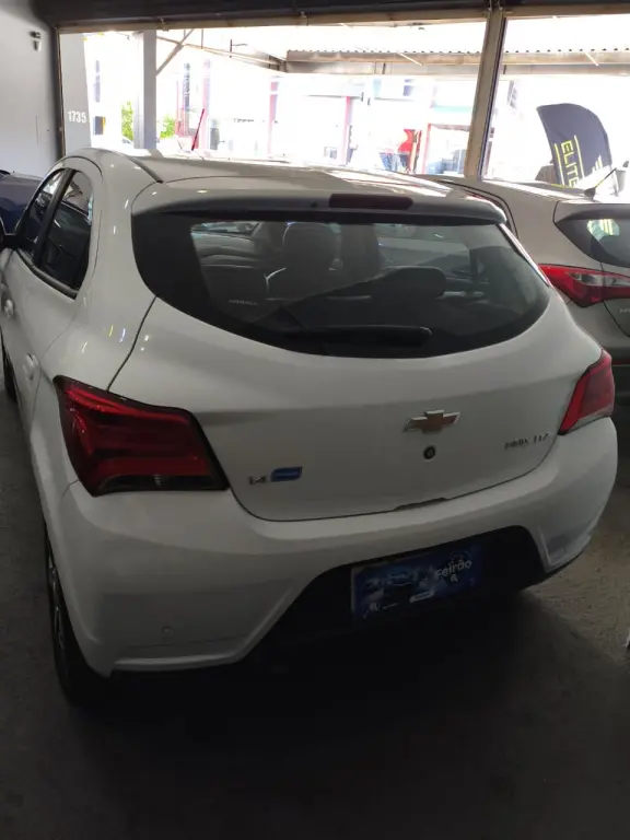 CHEVROLET Onix Hatch - Foto